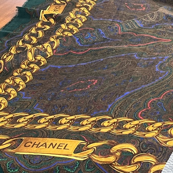 Chanel scarf in silk and wool. - Picture 6 of 8